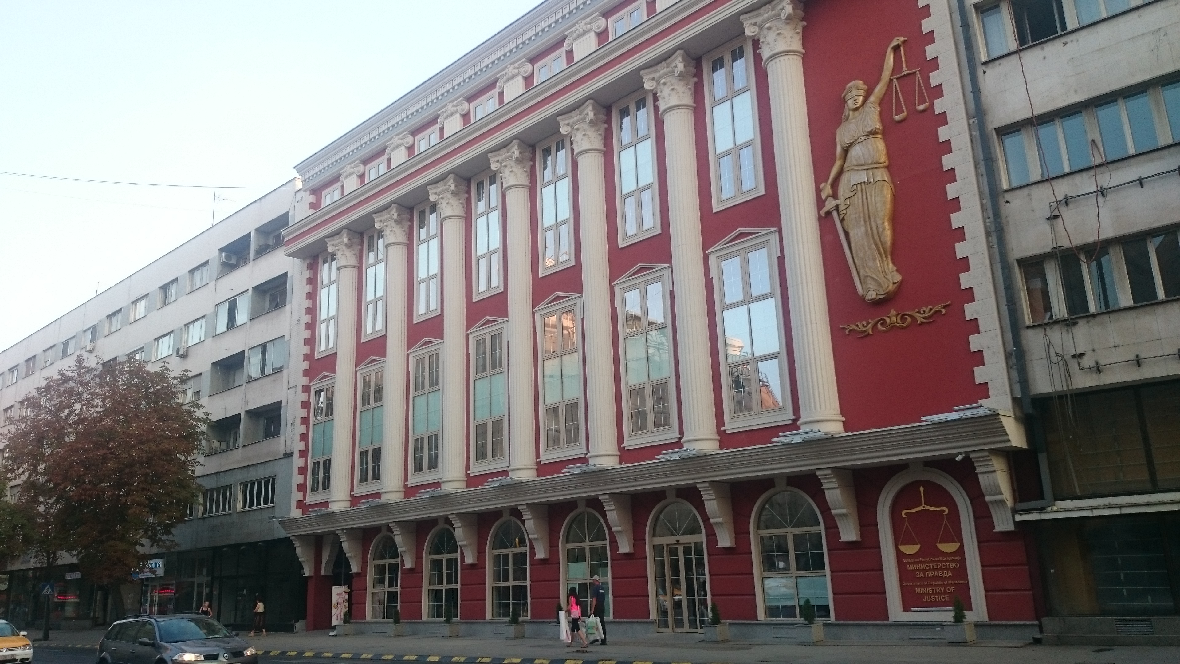 studentet-shqiptare-ridergojne-kerkesen-te-ministria-e-drejtesise