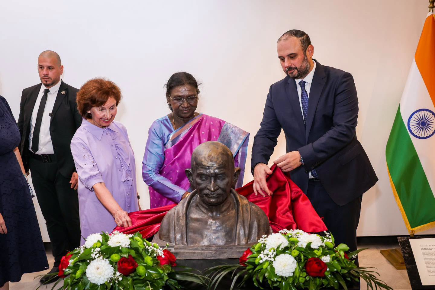 shkupi-nderon-mahatma-gandin-me-bust-simbol-i-miqesise-indi-maqedoni-e-veriut