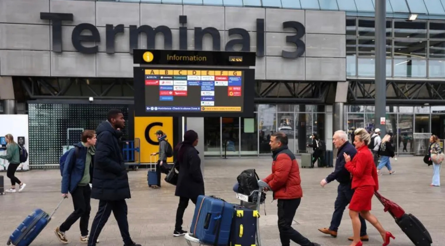 Moti i keq në Britaninë e Madhe  Përmbytjet shkaktojnë probleme në aeroportin Heathrow