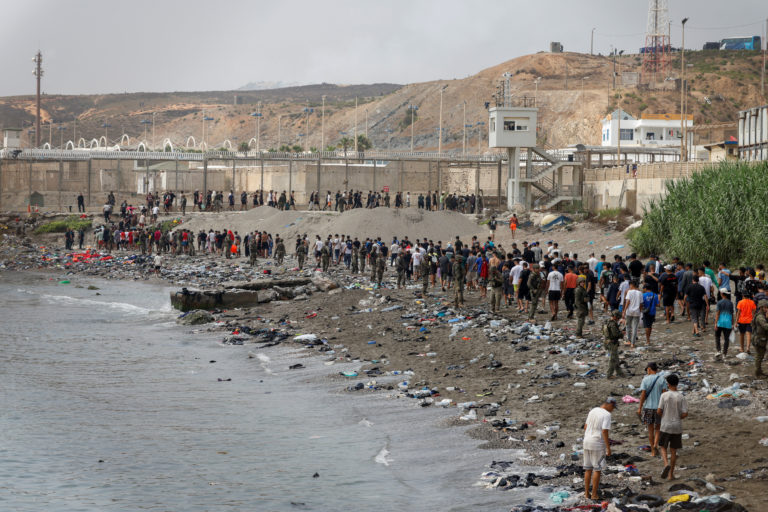 Spanja kërkon transferimin e qindra të miturve emigrantë nga Ceuta drejt territorit kontinental